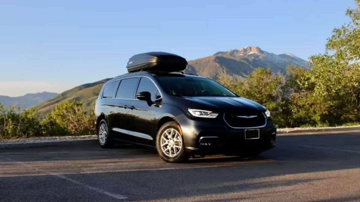 Chrysler Pacifica car rental in Logan on Turo