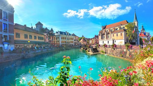 Voiture de location Turo à Annecy et son fameux lac, dans l'Est de la France