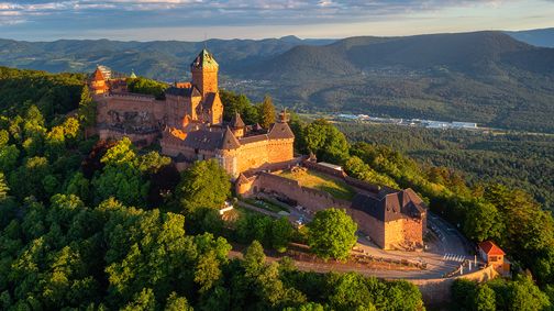 Voiture de location Turo au château du Haut-Koenigsbourg, Orschwiller, Est de la France