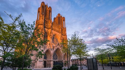 Voiture de location Turo à la cathédrale de Reims, dans l'Est de la France