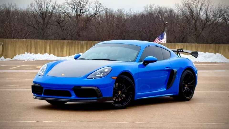 Porsche 718 Cayman luxury car rental Milwaukee, WI