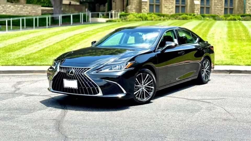 Lexus ES car rental in Redding on Turo
