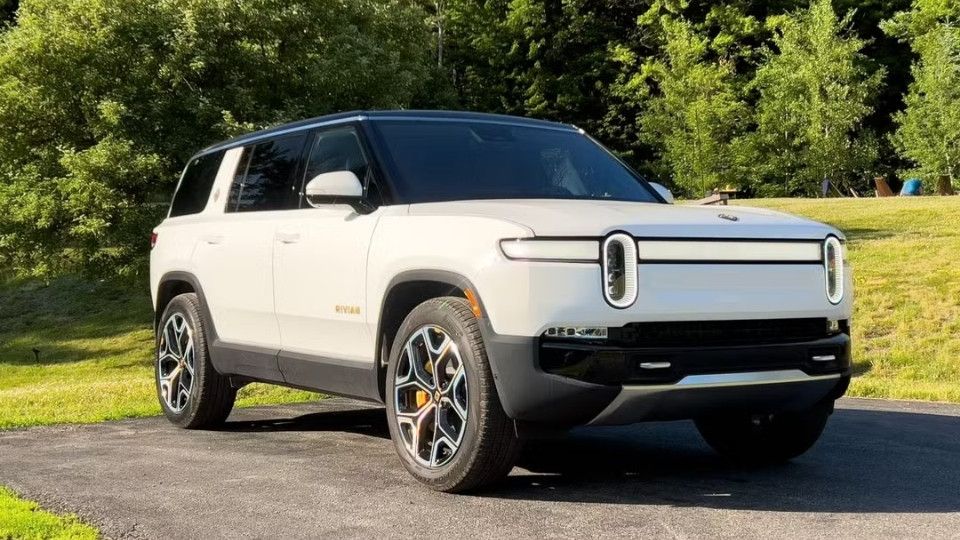 Rivian R1S luxury SUV rental Cincinnati, OH