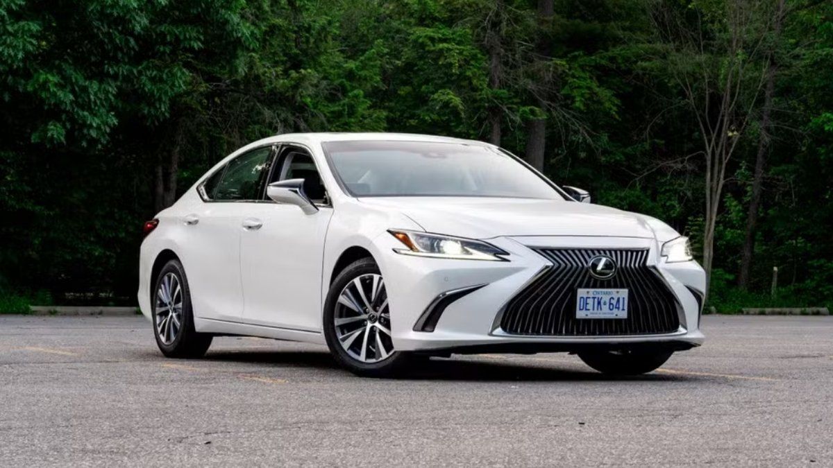 Lexus ES rental in Billy Bishop Toronto City Airport (YTZ) on Turo