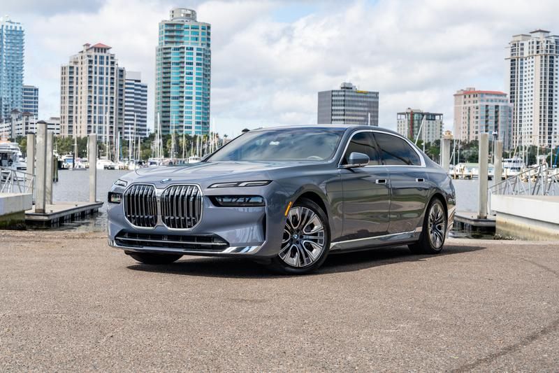 BMW i7 rental image