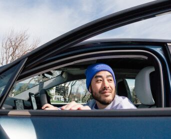 Hombre en carro azul