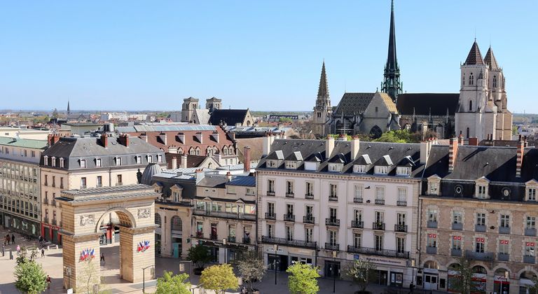 Vue de Dijon avec arc de triomphe, toits bourguignons, église Notre-Dame et options de location de voiture sur Turo