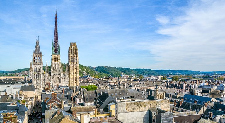 Vue imprenable sur les toits de Rouen avec la cathédrale Notre-Dame en arrière-plan. Louez une voiture sur Turo pour explorer la ville à votre rythme.