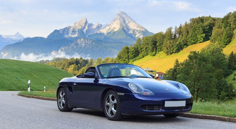 Homme montant à bord d’une Porsche Panamera noire