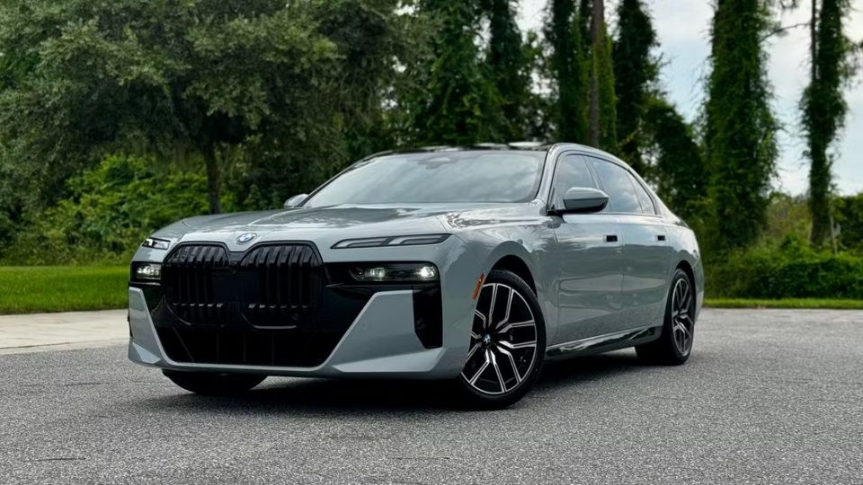BMW 7 Series car rental in Orlando on Turo