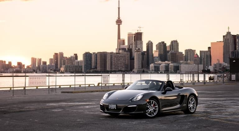 Une Porsche Boxster avec Toronto comme toile de fond